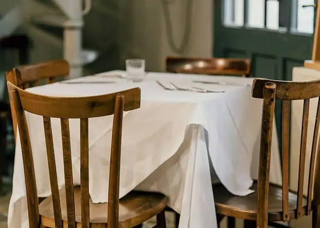 Dlaczego stoły w hotelach i restauracjach zawsze wyglądają idealnie? Sekret tkwi w obrusie premium