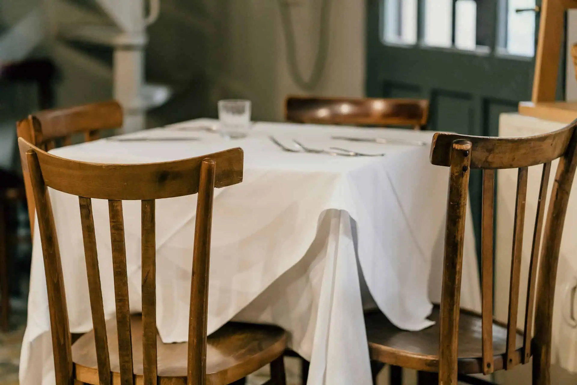 Dlaczego stoły w hotelach i restauracjach zawsze wyglądają idealnie? Sekret tkwi w obrusie premium