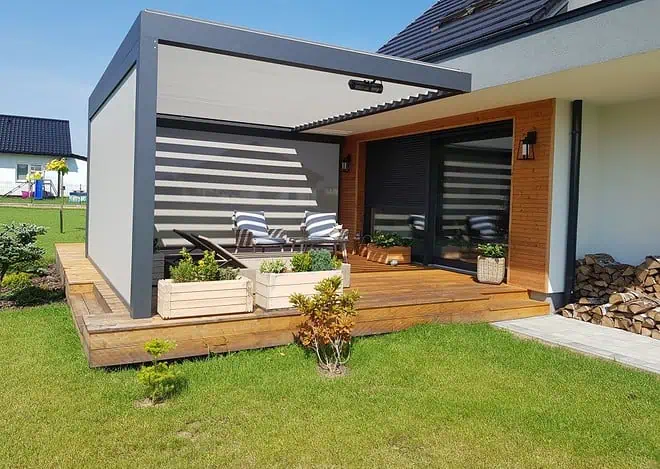 Pergola tarasowa w nowoczesnym ogrodzie – modny dodatek czy realna wygoda?