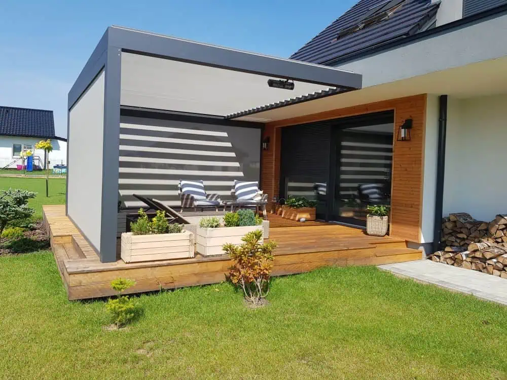 Pergola tarasowa w nowoczesnym ogrodzie – modny dodatek czy realna wygoda?