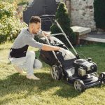 Kosiarki akumulatorowe do trawy i roboty koszące – które rozwiązanie najlepiej sprawdzi się w ogrodzie?